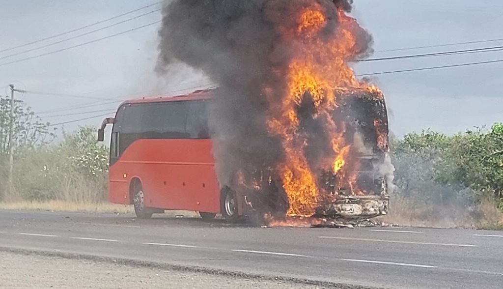 Alerta: Circulación cerrada en Carretera Federal 85 por incendio de autobús