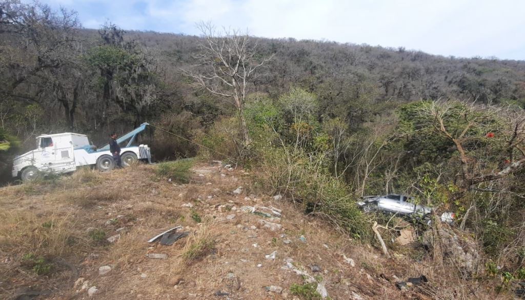 Auxilia Guardia Estatal a familia tras volcadura en barranco