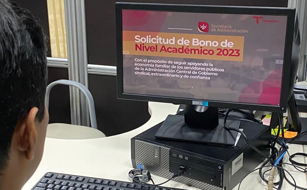 Entregan bonos por nivel académico a personal en el servicio público