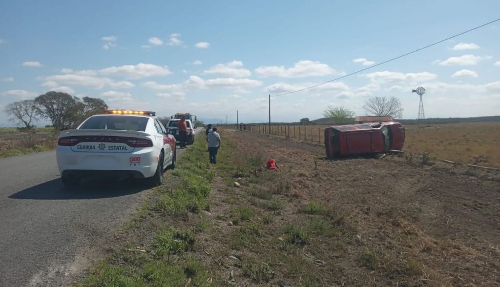 Guardia Estatal auxilia a conductor de camioneta volcada