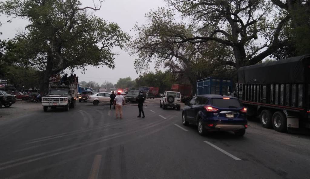 Guardia Estatal atiende choque entre dos vehículos en Carretera Federal 85