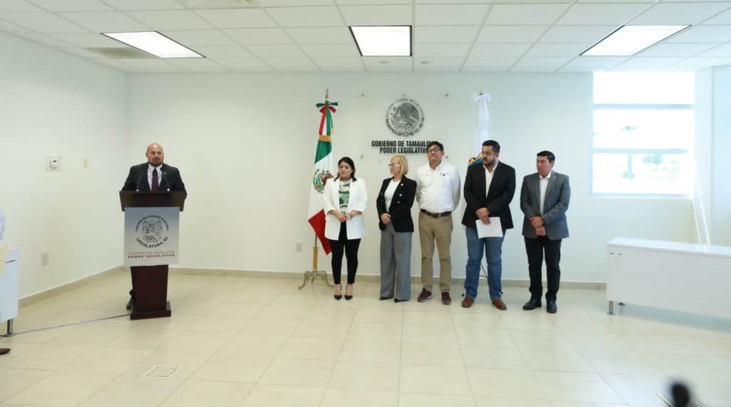 Entrega secretario general de Gobierno Plan Estatal de Desarrollo al Congreso