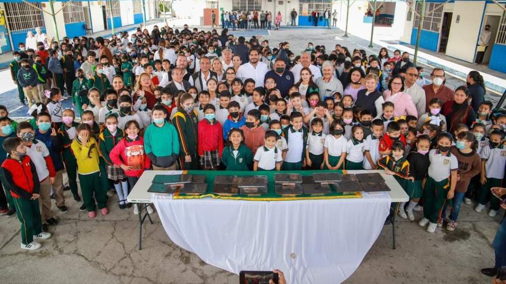 Apoyar con tecnología a estudiantes mejora su desempeño: Carlos Peña Ortiz