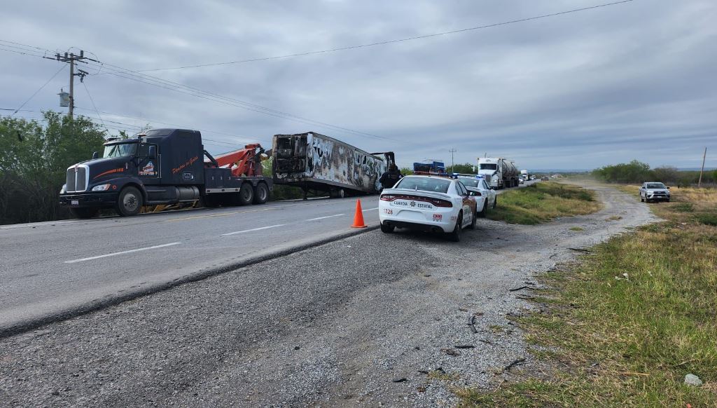 Guardia Estatal atiende incendio de caja de tractocamión en Carretera Federal 101