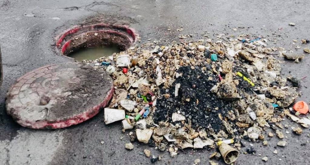 No tirar basura o grasas en la calle evitará obstrucciones en el drenaje sanitario