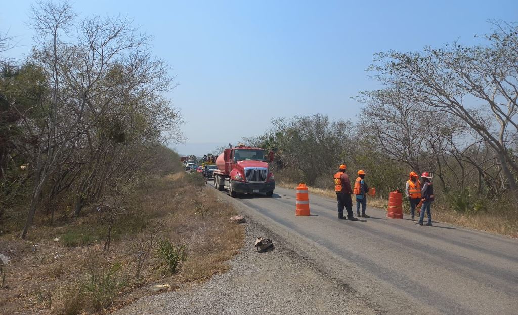 Guardia Estatal brinda seguridad en rehabilitación de carretera Ocampo-Limón