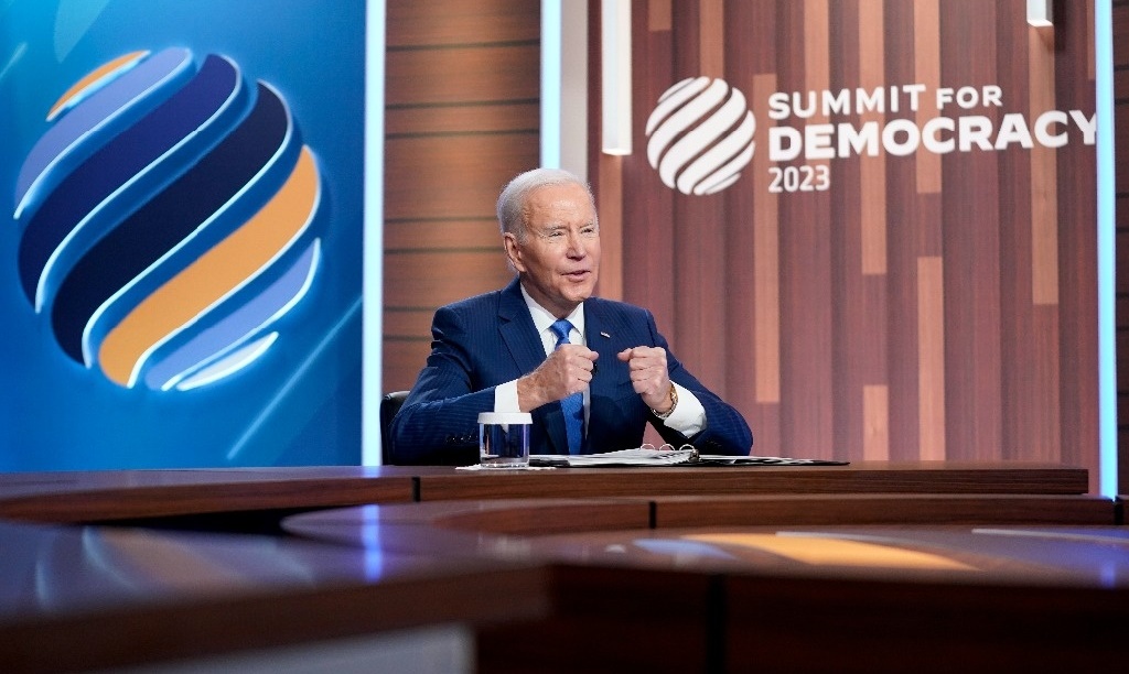 Promete Biden 690 mdd para impulsar la democracia