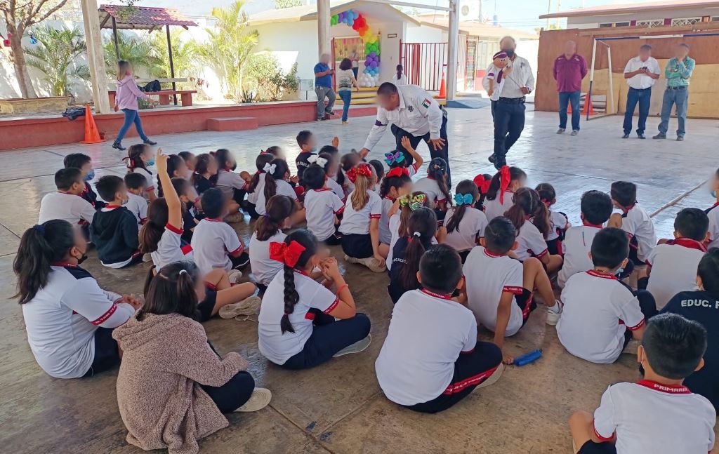 Con juegos y marionetas concientizan a infantes sobre acoso escolar y valores