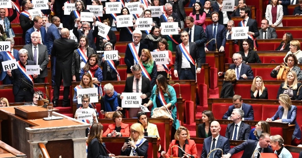 Sobrevive Macron a moción de censura contra reforma de pensiones