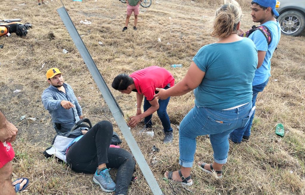 Guardia Estatal auxilia a mujer motociclista lesionada en accidente