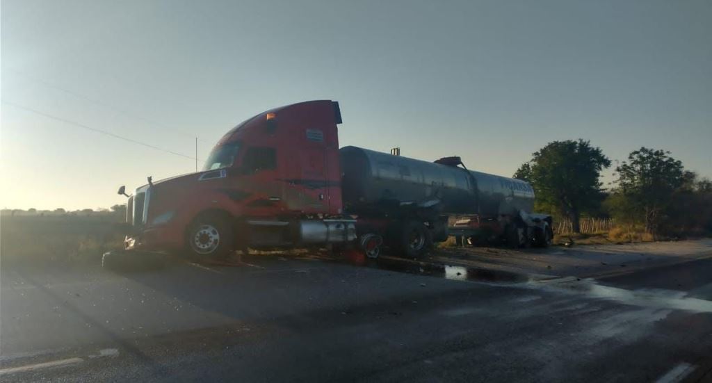 Guardia Estatal brinda apoyo carretero a dos tráilers que chocaron en Hidalgo