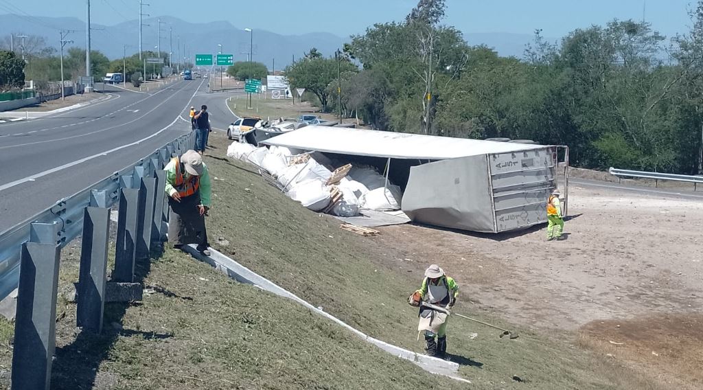 Guardia Estatal atiende volcadura de tractocamión en Ciudad Victoria