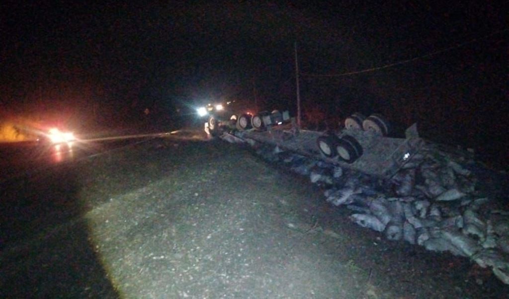 Guardia Estatal atiende volcadura de tractocamión en Carretera Federal 85