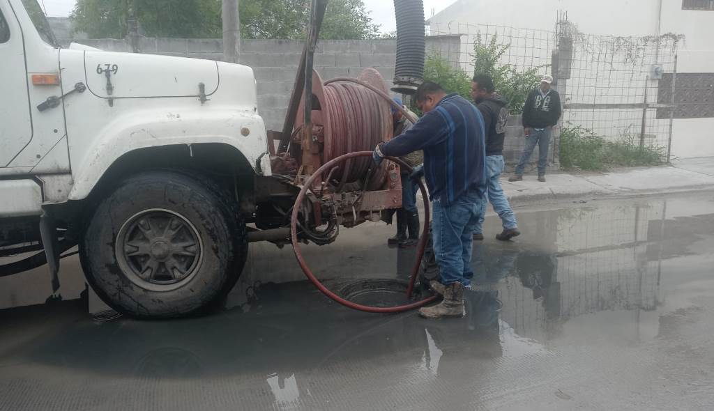 Atendió COMAPA reporte de fuga de aguas residuales en Ampliación Delicias