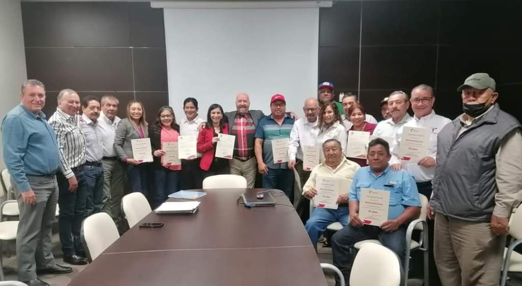 Reconocen a trabajadores de la CEAT por más de 25 años de antigüedad laboral