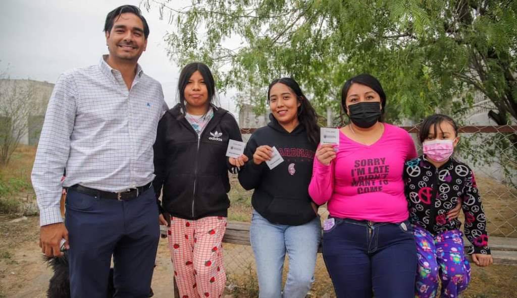 Entrega Carlos Peña Ortiz folios para Becas en colonias y supermercados