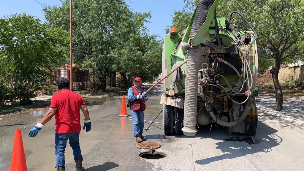 Atendió COMAPA reportes de drenaje obstruido en Hacienda las Bugambilias