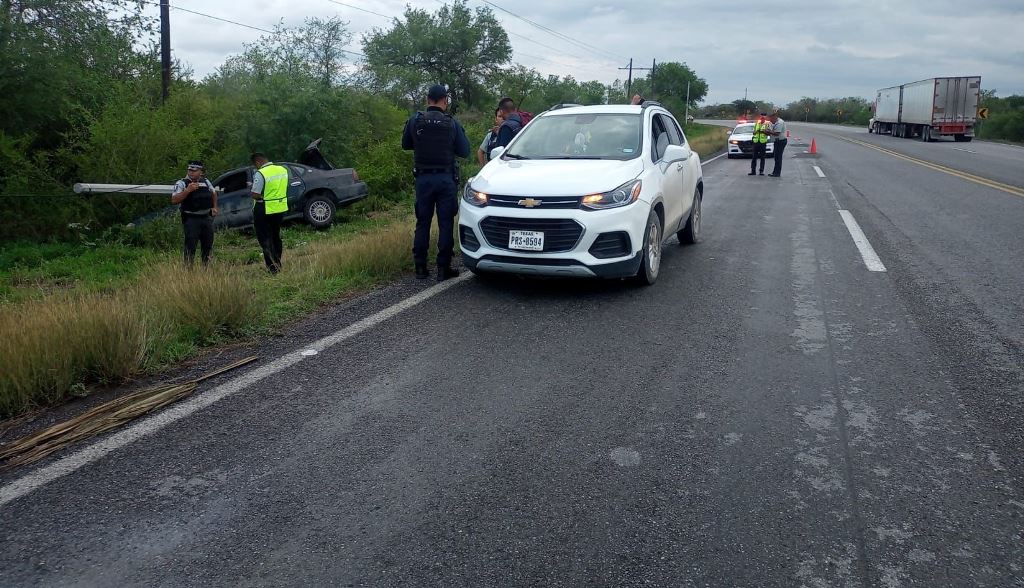 Guardia Estatal auxilia a persona lesionda tras derrape de automóvil