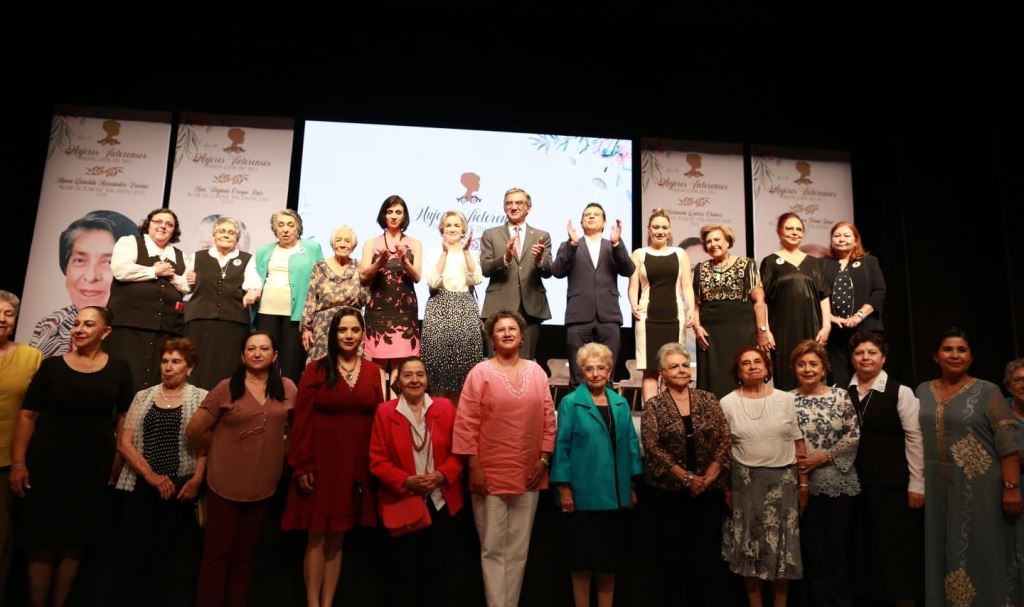 Entrega gobernador reconocimientos a mujeres victorenses distinguidas del año