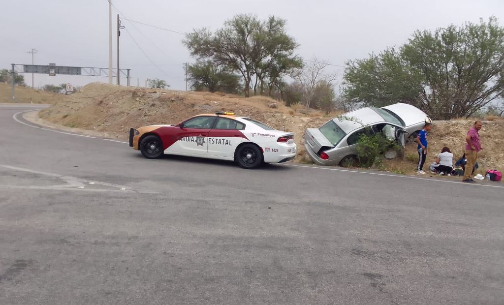 Guardia Estatal auxilia a personas lesionadas en accidente