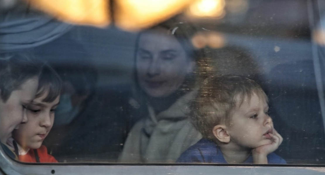 Regresan a 31 niños a Ucrania tras ser llevados ilegalmente a Rusia