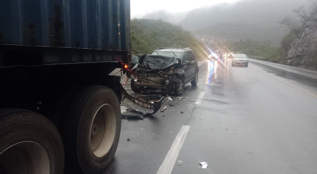 Guardia Estatal socorre a lesionados por accidente en Carretera Rumbo Nuevo