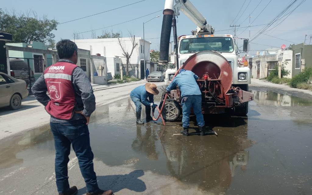 Sondeó COMAPA drenajes de la colonia Paseo de las Flores