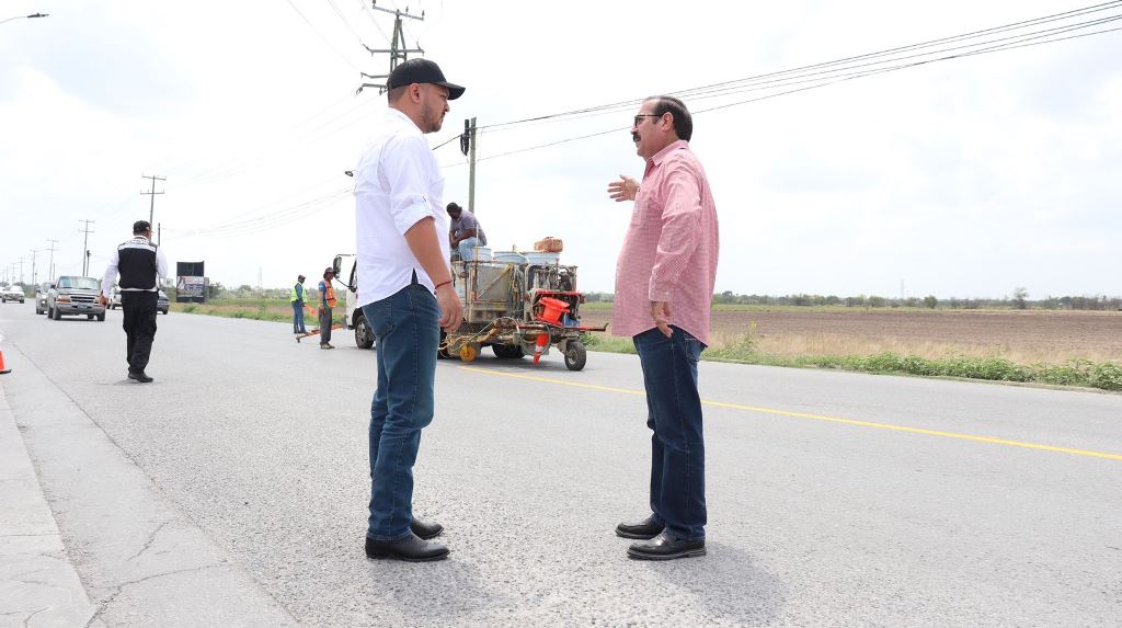 Supervisa alcalde colocación de alumbrado nuevo y trazado de carriles en brecha 112