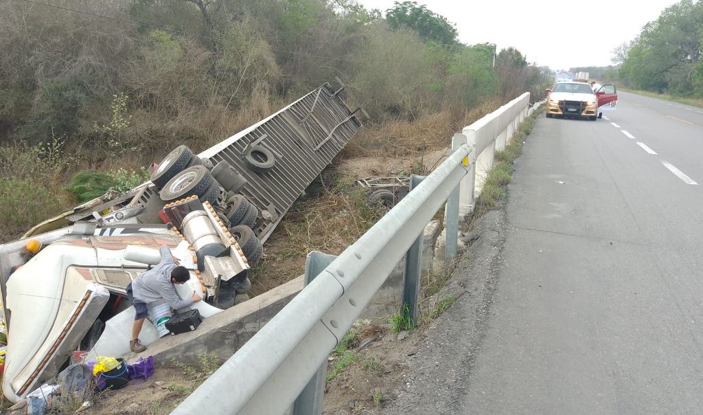 Guardia Estatal atiende volcadura de tractocamión que transportaba plátanos