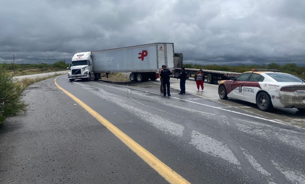 Guardia Estatal atiende accidente de tráiler por pavimento húmedo