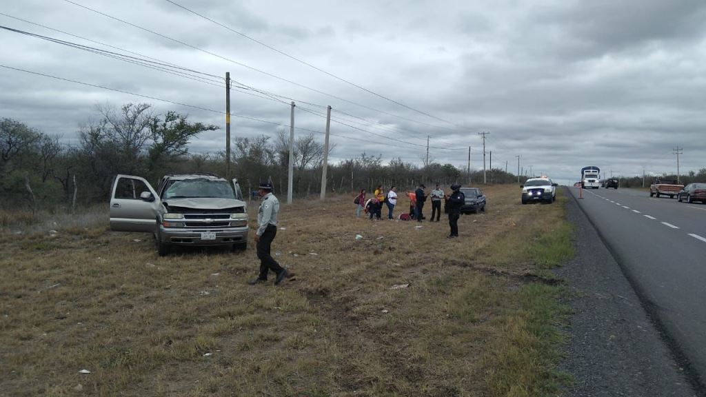 Guardia Estatal auxilia a lesionados en volcadura en Carretera Victoria-Monterrey