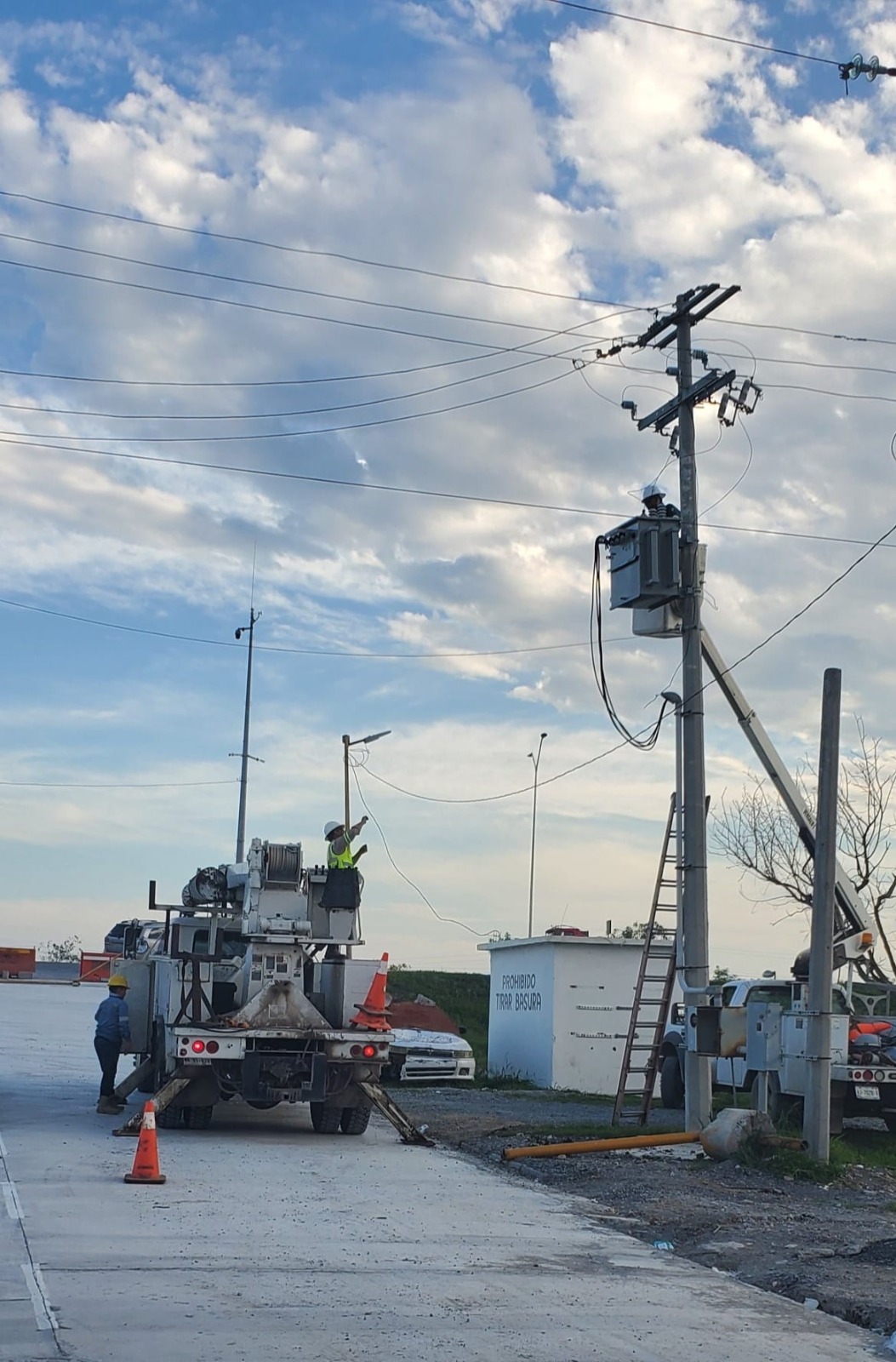 AUXILIA GOBIERNO DE RÍO BRAVO CON REPARACION DE TRANSFORMADOR A INFONAVIT DEL RÍO