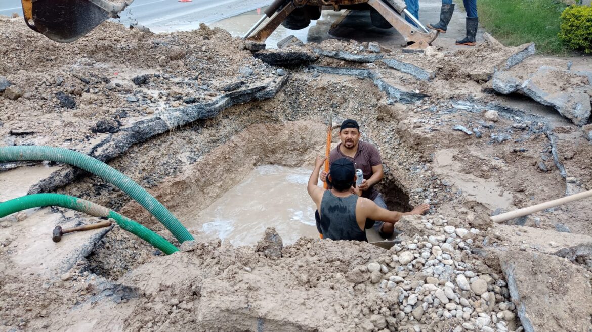 Trabaja COMAPA en reparación de fuga de agua en el boulevard Hidalgo