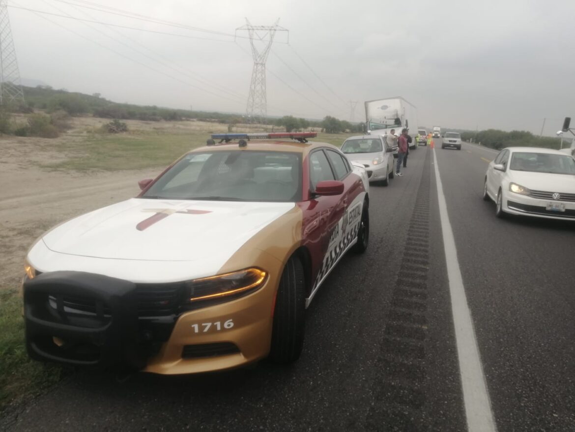 Guardia Estatal auxilia a lesionado en accidente vial