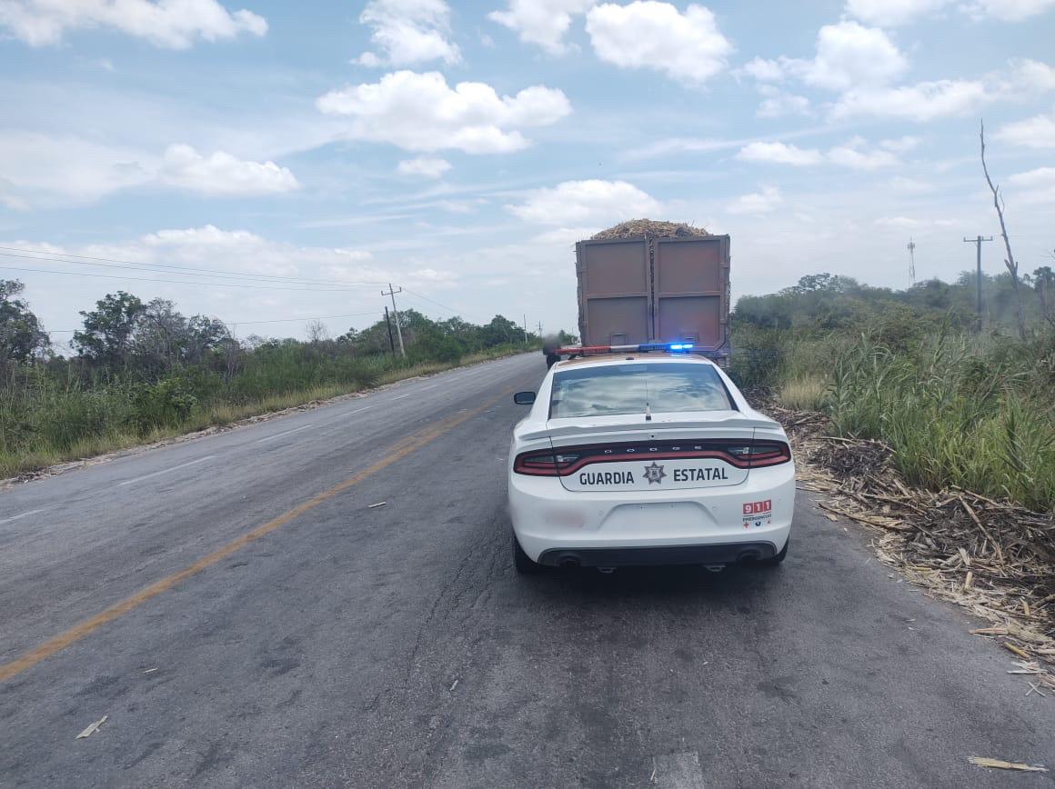 Guardia Estatal auxilia a chofer a sofocar incendio de camión