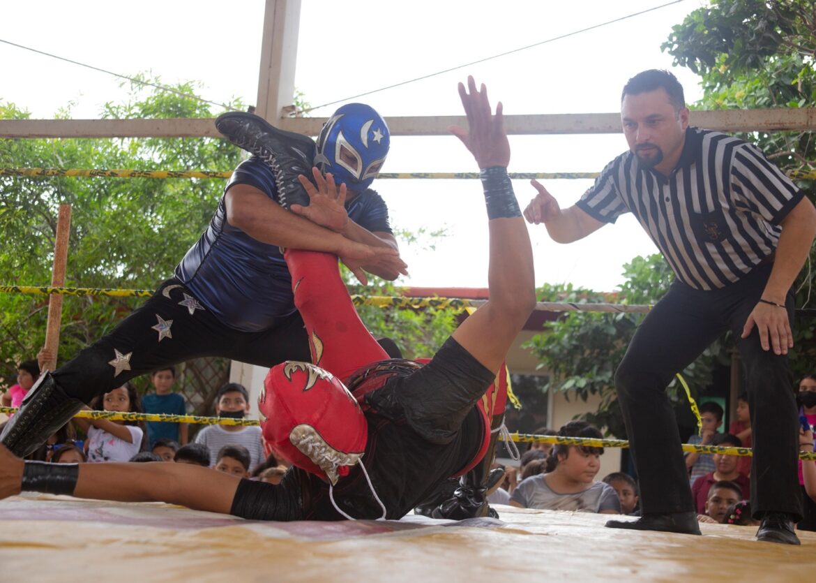 LLEVA GOBIERNO DE RÍO BRAVO LUCHA LIBRE A NIÑOS DE PRIMARIA FRANCISCO VILLA