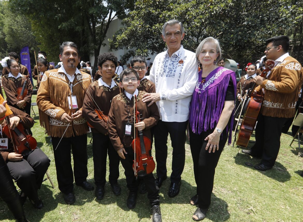 Festejan el Gobernador y la Dra. María a niñas y niños de Casa Hogar en Los Pinos