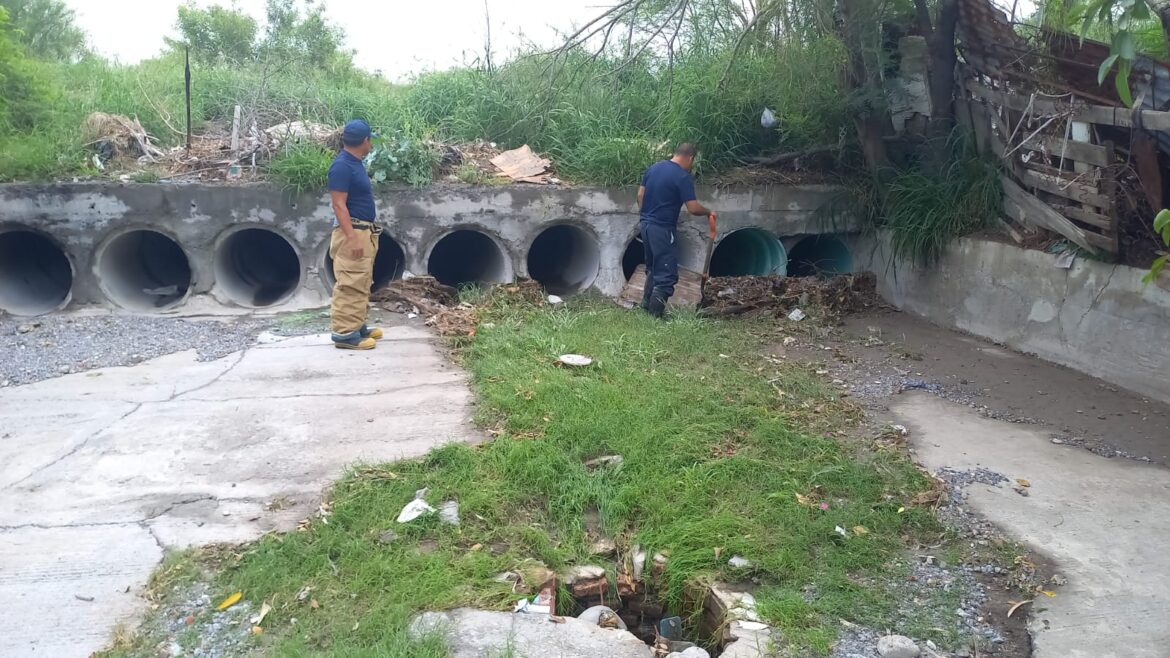 MANTIENE MUNICIPIO LIBRES DESAGÜES Y CANALETAS PLUVIALES Y ABASTECE DE AGUA A PLANTELES