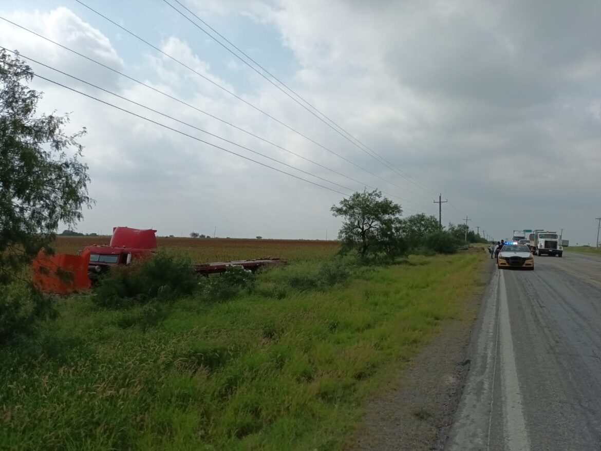 Guardia Estatal brinda apoyo ante volcadura de tractocamión