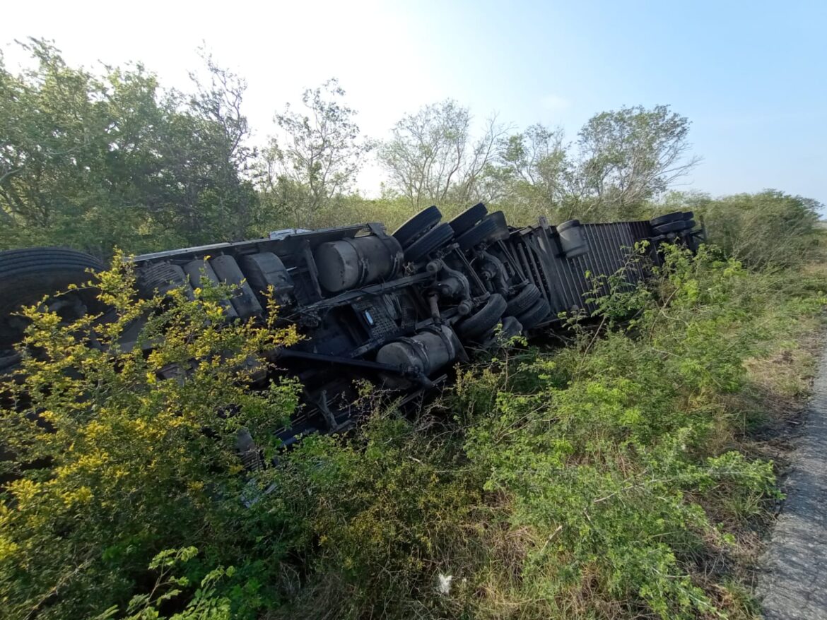 Guardia Estatal atiende volcadura de tráiler en Soto la Marina