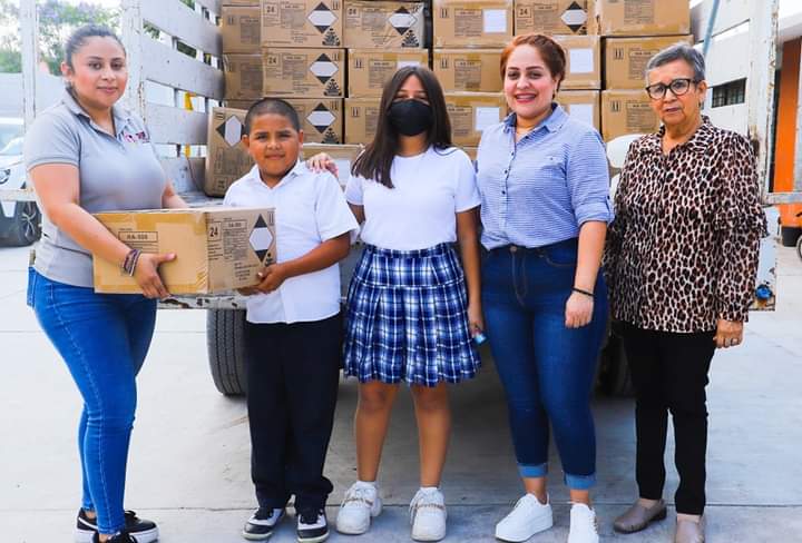 Entrega DIF Reynosa gel antibacterial a escuelas