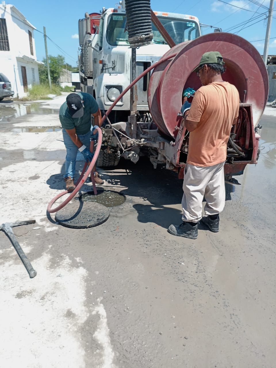 Sondeó COMAPA drenaje sanitario en diferentes sectores