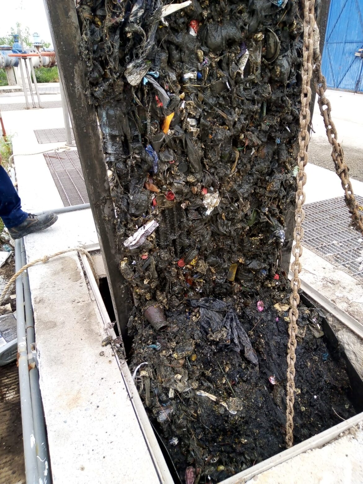 Arrojar basura a la calle provoca obstrucción en canastillas de Cárcamos: COMAPA