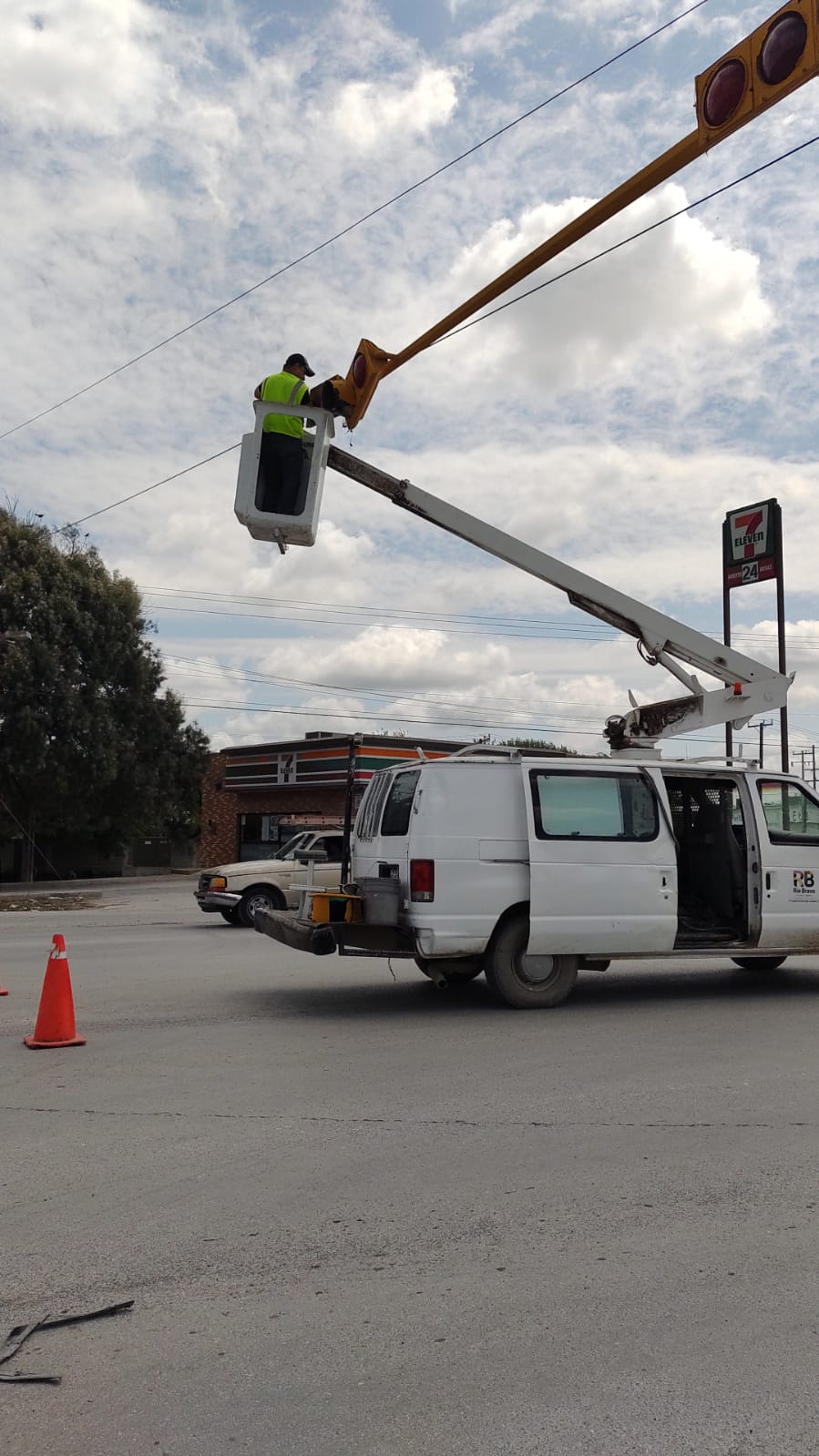FORTELECIENDO LA SEGURIDAD VIAL, MUNICIPIO CONTINÚA CON REPOSICIÓN Y REPARACIÓN DE SEMAFOROS