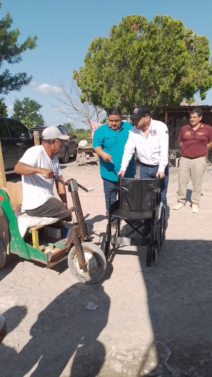 ENTREGA ALCALDE CALLE Y SILLA EN LA JARDÍN