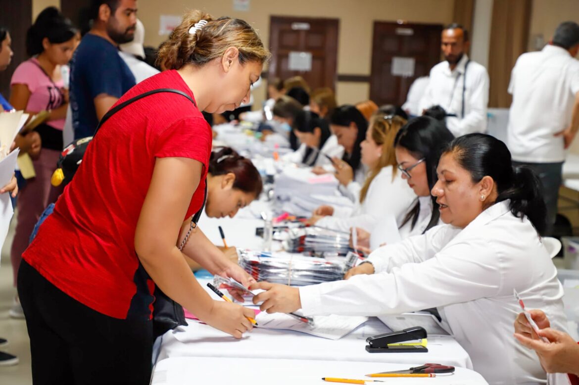 Continúa entrega de tarjetas de Becas Municipales en Reynosa