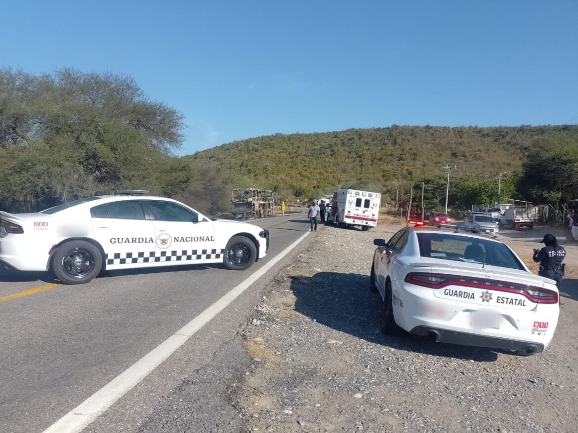 Guardia Estatal socorre a pasajeros y conductor tras incendio de autobús