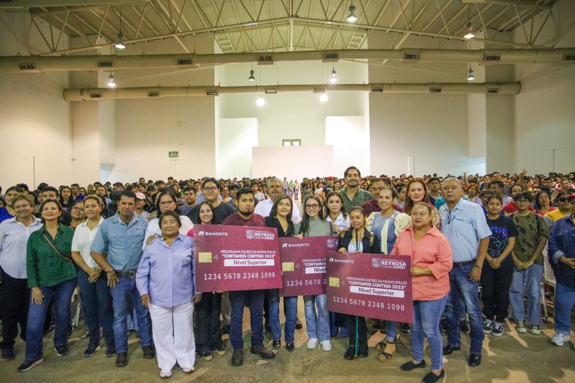 Inició el Presidente Carlos Peña Ortiz entrega de tarjetas de Becas Universitarias
