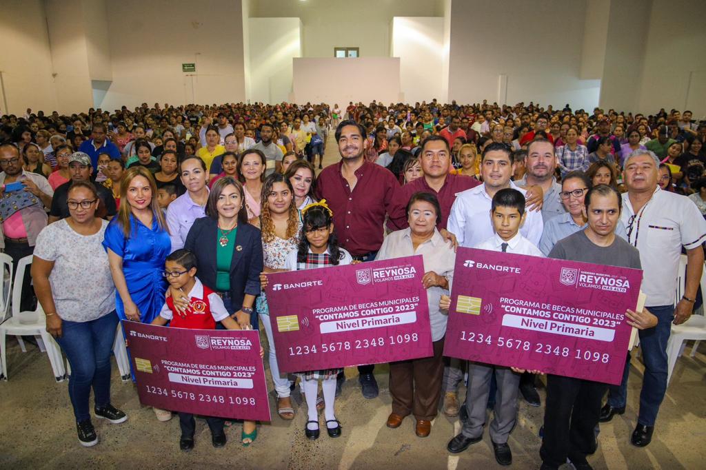 Entregó Carlos Peña Ortiz tarjetas de Becas a alumnos de Primaria