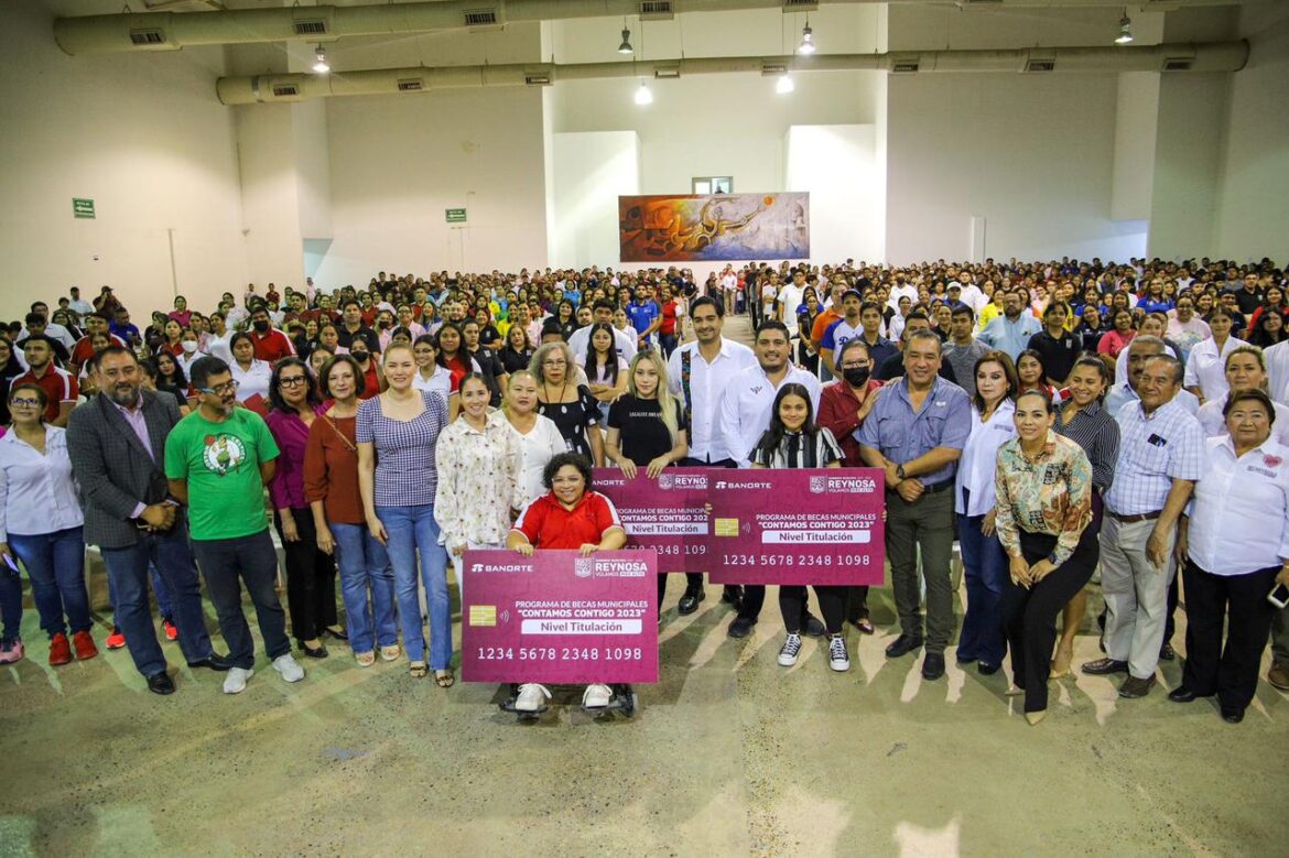 Entregó Carlos Peña Ortiz Becas de Titulación del Gobierno de Reynosa
